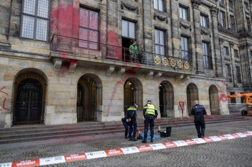 epa12436392 Police at the Royal Palace on Dam Square, which was vandalized with red paint in Amsterdam, the Netherlands, 07 October 2025. According to a statement from Palestine Action NL, the activist group allegedly wrote 'Fuck Israel' on the palace in response to the mayor's ban on the National Commemoration for Palestine.  EPA/MICHEL VAN BERGEN