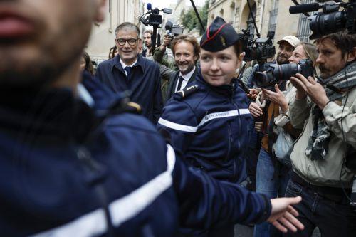 epa12438975 First Secretary of the Socialist Party (PS) Olivier Faure (C-L) and President of the Socialist group in the National Assembly Boris Vallaud (C) arrive at the Hotel Matignon, in Paris, France, 08 October 2025. French Prime Minister Lecornu initiated a series of talks with political parties' leaders following his resignation on 06 October, nearly...