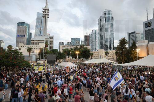 epa12442289 People celebrate after a peace deal is announced at Hostages Square in Tel Aviv, Israel, 09 October 2025. US President Donald Trump announced that Israel and Hamas have agreed to the first phase of a Gaza peace plan. The deal involves the release of Israeli hostages and Palestinian prisoners, the withdrawal of Israeli forces, and the delivery of...
