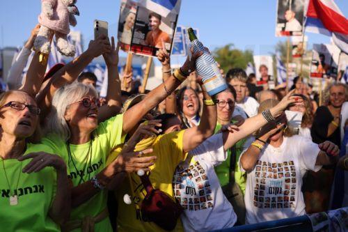 epa12449810 Israelis celebrate prior to the scheduled release of hostages held by Hamas, at Hostage Square in Tel Aviv, Israel, 13 October 2025. As part of the ceasefire agreement between Israel and Hamas, some 20 Israeli captives and around 2,000 Palestinian prisoners are scheduled to be released on 13 October.  EPA/STRINGER