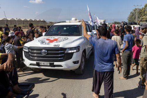 epa12450188 Vehicles of the International Committee of the Red Cross (ICRC) transport Israeli hostages handed over by Hamas in the south of Deir el-Balah, central Gaza Strip, 13 October 2025. The first phase of the Gaza peace agreement, reached between Israel and Hamas, includes the release of Israeli hostages and Palestinian prisoners, a partial withdrawal...