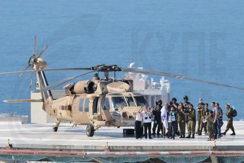 epa12450343 Released Israeli hostage Matan Angrest is seen waving after he arrives on to the helipad of the Ichilov Hospital in Tel Aviv, Israel, 13 October 2025. The first phase of the Gaza peace agreement, reached between Israel and Hamas, includes the release of Israeli hostages and Palestinian prisoners, a partial withdrawal of Israeli forces, and the...