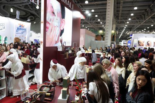 epa12460493 People visit the 32nd InterCHARM international exhibition for beauty, perfumery and cosmetics industry in Moscow, Russia, 17 October 2025. The exhibition runs from 15 to 18 October.  EPA/MAXIM SHIPENKOV