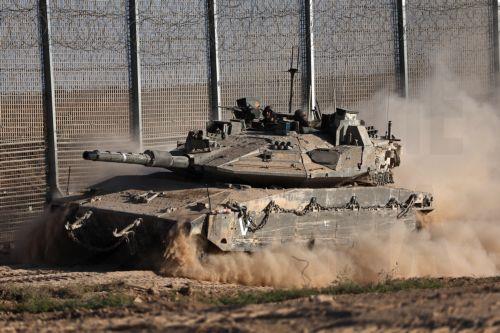 epa12469111 An Israeli tank maneuvers at an undisclosed location near the border with the Gaza Strip in southern Israel, 21 October 2025. As part of an Israel-Hamas ceasefire agreement, the Israeli military partially withdrew from Gaza on 10 October.  EPA/ATEF SAFADI