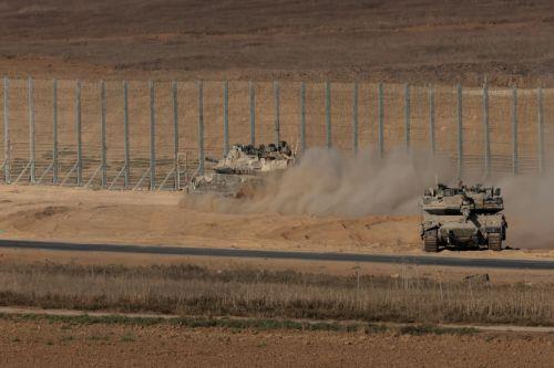 epa12469112 Israeli tanks maneuver at an undisclosed location near the border with the Gaza Strip in southern Israel, 21 October 2025. As part of an Israel-Hamas ceasefire agreement, the Israeli military partially withdrew from Gaza on 10 October.  EPA/ATEF SAFADI