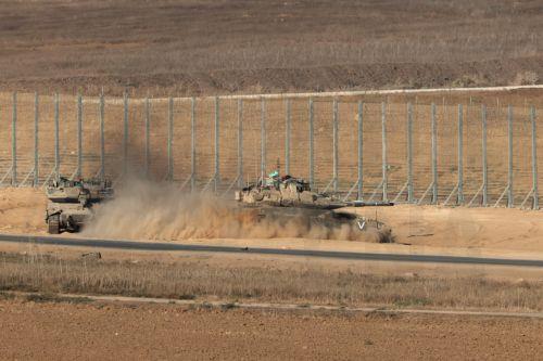 epa12469113 Israeli tanks maneuver at an undisclosed location near the border with the Gaza Strip in southern Israel, 21 October 2025. As part of an Israel-Hamas ceasefire agreement, the Israeli military partially withdrew from Gaza on 10 October.  EPA/ATEF SAFADI