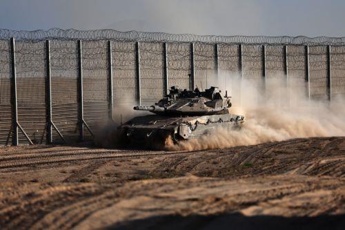 epa12469114 An Israeli tank maneuvers at an undisclosed location near the border with the Gaza Strip in southern Israel, 21 October 2025. As part of an Israel-Hamas ceasefire agreement, the Israeli military partially withdrew from Gaza on 10 October.  EPA/ATEF SAFADI