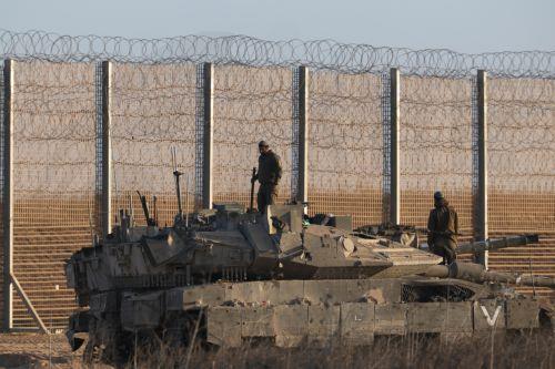 epa12469116 Israeli tanks gathered at an undisclosed location near the border with the Gaza Strip in southern Israel, 21 October 2025. As part of an Israel-Hamas ceasefire agreement, the Israeli military partially withdrew from Gaza on 10 October.  EPA/ATEF SAFADI