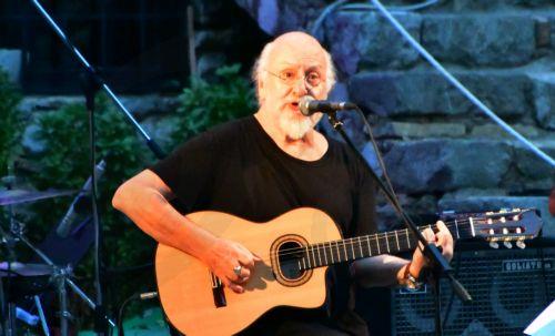 Φωτογραφία αρχείου του Διονύση Σαββόπουλου, Σάββατο 25  Αυγούστου 2018  (δημοσιεύεται την Τρίτη 21 Οκτωβρίου 2025). Έφυγε από τη ζωή ο κορυφαίος Διονύσης Σαββόπουλος, ο αγαπητός Νιόνιος, ο μουσικός μύθος της Ελλάδας σε ηλικία 81 ετών.  Ο γνωστός τραγουδοποιός νοσηλευόταν σε ιδιωτικό νοσοκομείο τις τελευταίες μέρες.  ΑΠΕ-ΜΠΕ /ΑΠΕ-ΜΠΕ/ΜΠΟΥΓΙΩΤΗΣ ΕΥΑΓΓΕΛΟΣ