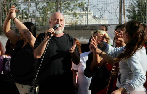 Φωτογραφία αρχείου του Διονύση Σαββόπουλου, το Σάββατο 8 Οκτωβρίου 2005  (δημοσιεύεται την Τρίτη 21 Οκτωβρίου 2025). Έφυγε από τη ζωή ο κορυφαίος Διονύσης Σαββόπουλος, ο αγαπητός Νιόνιος, ο μουσικός μύθος της Ελλάδας σε ηλικία 81 ετών.  Ο γνωστός τραγουδοποιός νοσηλευόταν σε ιδιωτικό νοσοκομείο τις τελευταίες μέρες. ΑΠΕ/ΑΠΕ/ΚΑΤΕΡΙΝΑ ΜΑΥΡΩΝΑ