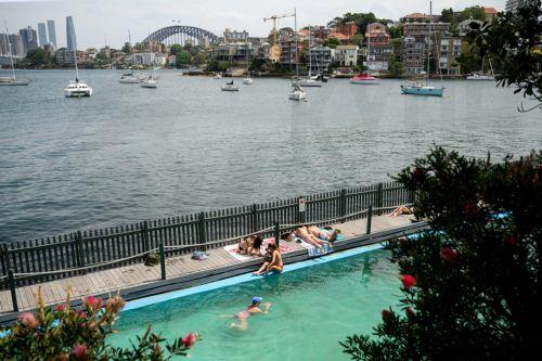 epa12471756 Members of the public are seen at MacCallum Seawater Pool in Sydney, Australia, 22 October 2025. A total fire ban has been declared across large parts of Australia’s east coast as intense temperatures affect millions of Australians.  EPA/BIANCA DE MARCHI AUSTRALIA AND NEW ZEALAND OUT