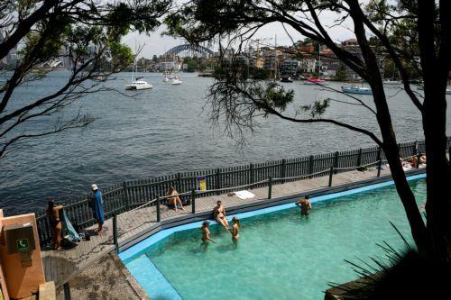 epa12471758 Members of the public are seen at MacCallum Seawater Pool in Sydney, Australia, 22 October 2025. A total fire ban has been declared across large parts of Australia’s east coast as intense temperatures affect millions of Australians.  EPA/BIANCA DE MARCHI AUSTRALIA AND NEW ZEALAND OUT
