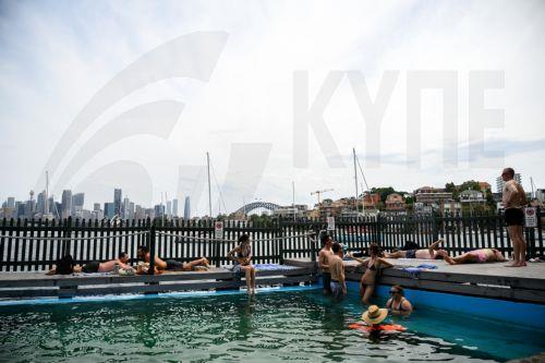 epa12471759 Members of the public are seen at MacCallum Seawater Pool in Sydney, Australia, 22 October 2025. A total fire ban has been declared across large parts of Australia’s east coast as intense temperatures affect millions of Australians.  EPA/BIANCA DE MARCHI AUSTRALIA AND NEW ZEALAND OUT
