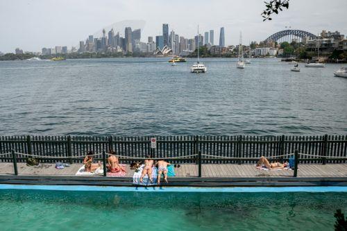 epa12471760 Members of the public are seen at MacCallum Seawater Pool in Sydney, Australia, 22 October 2025. A total fire ban has been declared across large parts of Australia’s east coast as intense temperatures affect millions of Australians.  EPA/BIANCA DE MARCHI AUSTRALIA AND NEW ZEALAND OUT