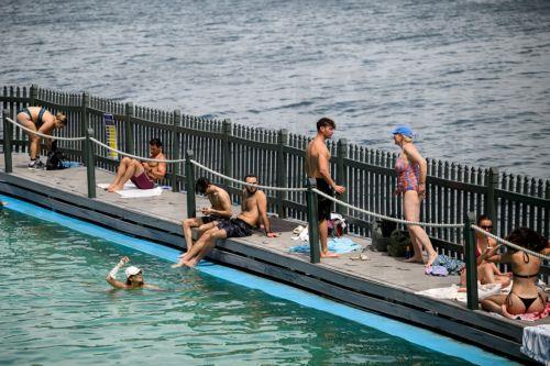 epa12471763 Members of the public are seen at MacCallum Seawater Pool in Sydney, Australia, 22 October 2025. A total fire ban has been declared across large parts of Australia’s east coast as intense temperatures affect millions of Australians.  EPA/BIANCA DE MARCHI AUSTRALIA AND NEW ZEALAND OUT