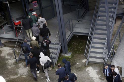 ΣΗΜΕΙΩΣΗ ΓΙΑ ΤΟΥΣ EDITORS. ΠΡΟΣΟΧΗ: Η φωτογραφία έχει ληφθεί χωρίς τη ρητή άδεια των εικονιζόμενων. Η δημοσίευση των χαρακτηριστικών τους γίνεται αποκλειστικά με ευθύνη του συνδρομητή.
Οι 37 συλληφθέντες για το σκάνδαλο του ΟΠΕΚΕΠΕ μεταφέρονται στα γραφεία της Ευρωπαϊκής Εισαγγελίας στην οδό Λουκάρεως προκειμένου να απολογηθούν για τις παράνομες...