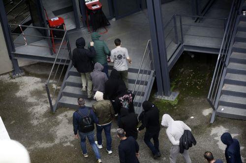 ΣΗΜΕΙΩΣΗ ΓΙΑ ΤΟΥΣ EDITORS. ΠΡΟΣΟΧΗ: Η φωτογραφία έχει ληφθεί χωρίς τη ρητή άδεια των εικονιζόμενων. Η δημοσίευση των χαρακτηριστικών τους γίνεται αποκλειστικά με ευθύνη του συνδρομητή.
Οι 37 συλληφθέντες για το σκάνδαλο του ΟΠΕΚΕΠΕ μεταφέρονται στα γραφεία της Ευρωπαϊκής Εισαγγελίας στην οδό Λουκάρεως προκειμένου να απολογηθούν για τις παράνομες...