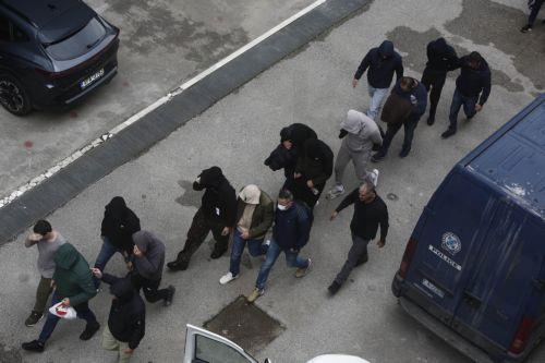 ΣΗΜΕΙΩΣΗ ΓΙΑ ΤΟΥΣ EDITORS. ΠΡΟΣΟΧΗ: Η φωτογραφία έχει ληφθεί χωρίς τη ρητή άδεια των εικονιζόμενων. Η δημοσίευση των χαρακτηριστικών τους γίνεται αποκλειστικά με ευθύνη του συνδρομητή.
Οι 37 συλληφθέντες για το σκάνδαλο του ΟΠΕΚΕΠΕ μεταφέρονται στα γραφεία της Ευρωπαϊκής Εισαγγελίας στην οδό Λουκάρεως προκειμένου να απολογηθούν για τις παράνομες...