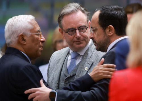 epa12475442 (L-R) European Council President Antonio Costa, Belgian Prime Minister Bart de Wever and Cyprus' President Nicos Christodoulides converse before the start of the Euro Summit in Brussels, Belgium, 23 October 2025. EU leaders convened in Brussels to discuss the situation Ukraine, European defence, developments in the Middle East, competitiveness,...