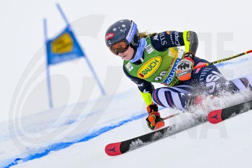 epa12480620 Mikaela Shiffrin from USA in action during the first run of the Womens Giant Slalom race of the FIS Alpine Ski World Cup season opener on the Rettenbach glacier, in Soelden, Austria, 25 October 2025.  EPA/GIAN EHRENZELLER