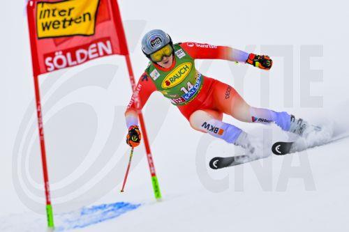 epa12480626 Wendy Holdener from Switzerland in action during the first run of the Womens Giant Slalom race of the FIS Alpine Ski World Cup season opener on the Rettenbach glacier, in Soelden, Austria, 25 October 2025.  EPA/GIAN EHRENZELLER