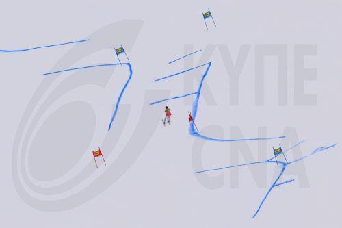 epa12480642 Lara Gut-Behrami from Switzerland in action during the first run of the Womens Giant Slalom race of the FIS Alpine Ski World Cup season opener on the Rettenbach glacier, in Soelden, Austria, 25 October 2025.  EPA/GIAN EHRENZELLER