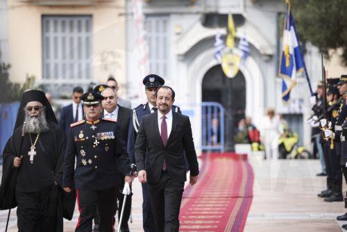 Ο Πρόεδρος της Δημοκρατίας της Κύπρου Νίκος Χριστοδουλίδης (Δ), επιθεωρεί στρατιωτικό άγημα προσερχόμενος στη Δοξολογία στο ναό του Αγίου Δημητρίου, για την εορτή του Πολιούχου της Θεσσαλονίκης, στο πλαίσιο των Εορταστικών εκδηλώσεων των Επετείων της 26ης Οκτωβρίου 1912, ημέρας απελευθέρωσης της πόλης από τον τουρκικό ζυγό, εορτής του Πολιούχου Αγίου...