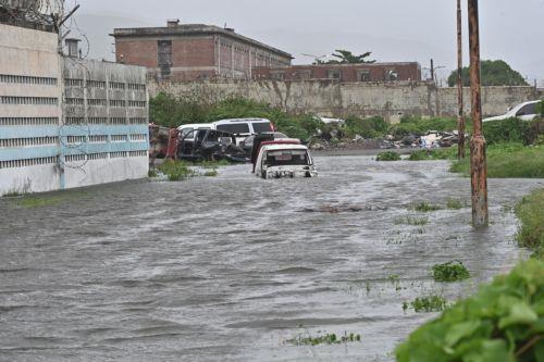 epa12488127 A street is flooded due to Hurricane Melissa in Kingston, Jamaica, 28 October 2025. Hurricane Melissa made landfall in Jamaica with maximum sustained winds of nearly 295 kilometers per hour (185 miles per hour), torrential rains, and storm surges that threaten to cause flooding and damage.  EPA/Rudolph Brown