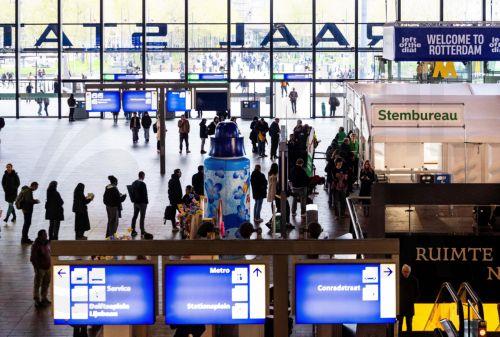 epa12490615 Voters wait in line to cast their ballots at a polling station at Rotterdam Central Station in Rotterdam, The Netherlands, 29 October 2025. The Netherlands is holding an early general election on 29 October, to elect a new House of Representatives.  EPA/IRIS VAN DEN BROEK
