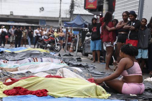 epa12490726 A woman cries in front of dead bodies on a street in Rio de Janeiro, Brazil 29 October 2025. The police operation launched on 28 October in Rio de Janeiro, the deadliest in the Brazilian city's history, left 132 people dead, including four officers, the regional Public Defender's Office told EFE.  EPA/ANDRE COELHO ATTENTION EDITORS: GRAPHIC...