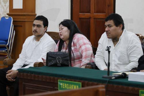 epa12500035 Australian citizen Tupou Pasa Midolmore (R) and Coskun Mevlut (L) attend their trial at the  Denpasar District Court escorted by police officers in Denpasar, Bali, Indonesia, 03 November 2025. Three Australian citizens are on trial in connection with the 14 June 2025 shooting of two Australians, Zivan Radmanovic, who was killed, and Sanar...