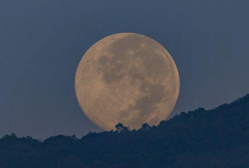 epa12506837 The full moon rises above the hills in Kathmandu, Nepal, 06 November 2025.  EPA/NARENDRA SHRESTHA