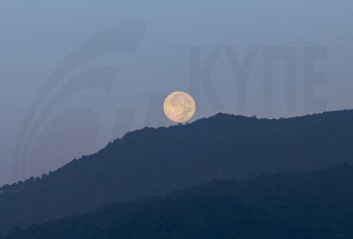 epa12506840 The full moon rises above the hills in Kathmandu, Nepal, 06 November 2025.  EPA/NARENDRA SHRESTHA