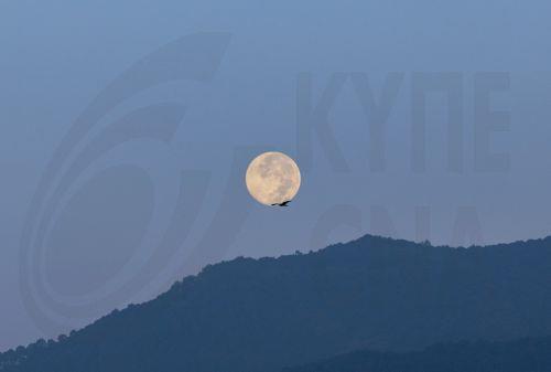 epa12506838 The full moon rises above the hills in Kathmandu, Nepal, 06 November 2025.  EPA/NARENDRA SHRESTHA