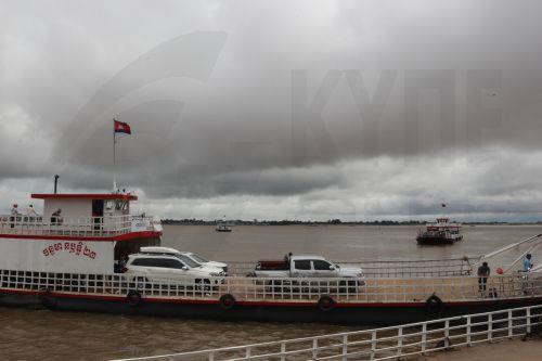 epa12506846 A ferry moves along the Mekong River in Phnom Penh, Cambodia, 06 November 2025. According to the Ministry of Water Resources and Meteorology, Cambodia is expected to experience mild weather effects from Typhoon Kalmaegi and Typhoon Fung-wong  EPA/KITH SEREY