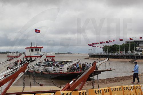 epa12506847 A ferry moves along the Mekong River in Phnom Penh, Cambodia, 06 November 2025. According to the Ministry of Water Resources and Meteorology, Cambodia is expected to experience mild weather effects from Typhoon Kalmaegi and Typhoon Fung-wong  EPA/KITH SEREY