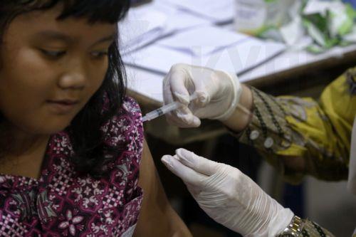 epa12506900 A student (L) receives diphtheria and tetanus immunization injections during the School Children Immunization Month (BIAS) program at Methodist School, in Banda Aceh, Indonesia, 06 November 2025. School immunization programs are conducted by schools in collaboration with the Public Health Service Center to increase immunity and prevent several...