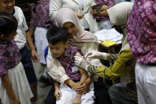 epa12506901 A student (C) reacts during diphtheria and tetanus immunization injections during the School Children Immunization Month (BIAS) program at Methodist School, in Banda Aceh, Indonesia, 06 November 2025. School immunization programs are conducted by schools in collaboration with the Public Health Service Center to increase immunity and prevent...