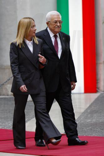 epa12510696 Italian Prime Minister Giorgia Meloni (L) welcomes President of the Palestinian National Authority Mahmoud Abbas (R) prior to their meeting at Palazzo Chigi in Rome, Italy, 07 November 2025.  EPA/FABIO FRUSTACI