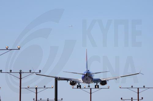 epa12511508 An airplane descends for landing at Los Angeles International Airport (LAX) in Los Angeles, California, USA, 07 November 2025. US airlines started canceling hundreds of flights on 07 November 2025, hours after the Federal Aviation Administration (FAA) ordered the cuts amid the current US government shutdown.  EPA/ALLISON DINNER