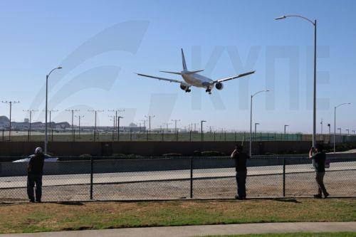 epa12511510 People watch as an airplane descends for landing at Los Angeles International Airport (LAX) in Los Angeles, California, USA, 07 November 2025. US airlines started canceling hundreds of flights on 07 November 2025, hours after the Federal Aviation Administration (FAA) ordered the cuts amid the current US government shutdown.  EPA/ALLISON DINNER