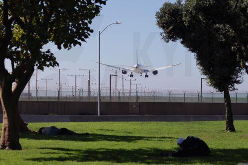 epa12511511 An airplane descends for landing at Los Angeles International Airport (LAX) in Los Angeles, California, USA, 07 November 2025. US airlines started canceling hundreds of flights on 07 November 2025, hours after the Federal Aviation Administration (FAA) ordered the cuts amid the current US government shutdown.  EPA/ALLISON DINNER