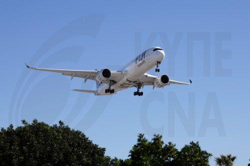 epa12511512 An airplane descends for landing at Los Angeles International Airport (LAX) in Los Angeles, California, USA, 07 November 2025. US airlines started canceling hundreds of flights on 07 November 2025, hours after the Federal Aviation Administration (FAA) ordered the cuts amid the current US government shutdown.  EPA/ALLISON DINNER