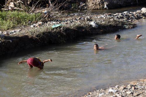 epa12511558 People bathe in a river in Santiago de Cuba, Cuba, 07 November 2025. The five Cuban provinces severely affected by Hurricane Melissa on 29 October are beginning to gradually restore services, although authorities have warned that the damage is extensive and that normalization will take time.  EPA/ERNESTO MASTRASCUSA