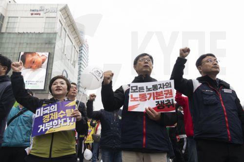 epa12511680 Members of the South Korean Confederation of Trade Unions (KCTU) shout slogans during a rally against the government's labor policy in Seoul, South Korea, 08 November 2025.  EPA/JEON HEON-KYUN