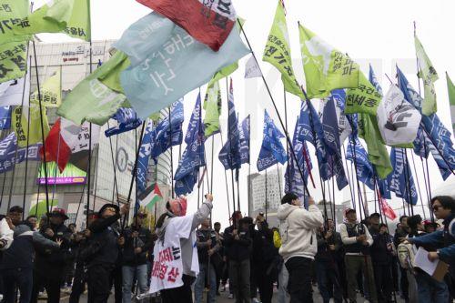 epa12511682 Members of the South Korean Confederation of Trade Unions (KCTU) shout slogans during a rally against the government's labor policy in Seoul, South Korea, 08 November 2025.  EPA/JEON HEON-KYUN