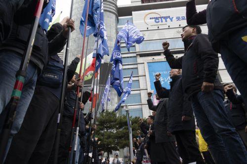 epa12511683 Members of the South Korean Confederation of Trade Unions (KCTU) shout slogans during a rally against the government's labor policy in Seoul, South Korea, 08 November 2025.  EPA/JEON HEON-KYUN
