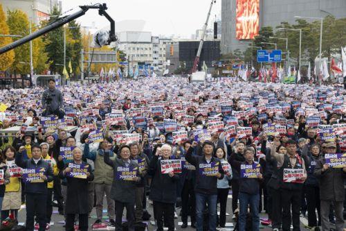 epa12511685 Members of the South Korean Confederation of Trade Unions (KCTU) shout slogans during a rally against the government's labor policy in Seoul, South Korea, 08 November 2025.  EPA/JEON HEON-KYUN