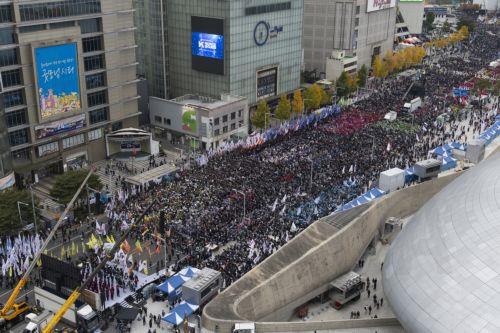 epa12511686 Members of the South Korean Confederation of Trade Unions (KCTU) shout slogans during a rally against the government's labor policy in Seoul, South Korea, 08 November 2025.  EPA/JEON HEON-KYUN