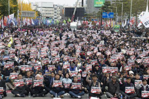 epa12511687 Members of the South Korean Confederation of Trade Unions (KCTU) shout slogans during a rally against the government's labor policy in Seoul, South Korea, 08 November 2025.  EPA/JEON HEON-KYUN